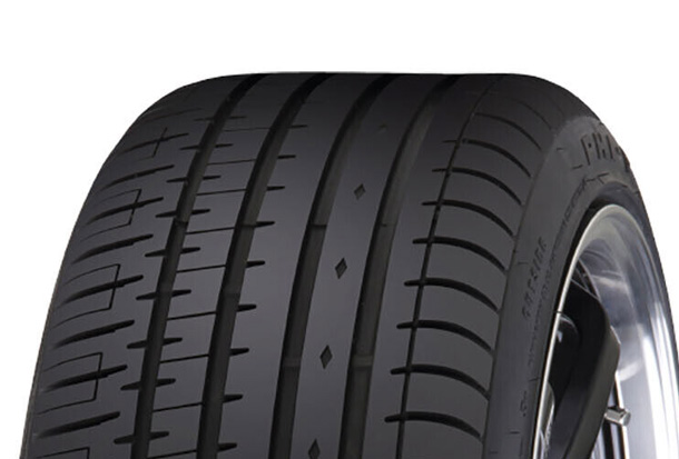 Accelera Phi 245/40 21 100Y